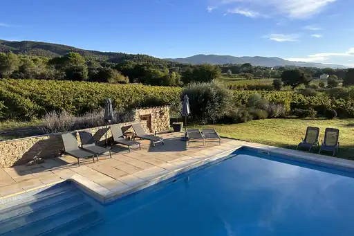 Provence-Urlaub-Tipp-Pool-Stuehle